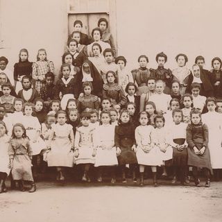 18.08.1901: Fundação do Colégio Santa Rosa, em Lages. Foto: Irmãs e alunas